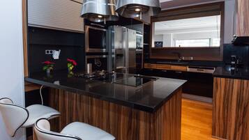 Departamento de lujo | Cocina privada | Refrigerador con congelador, microondas, horno y tostadora