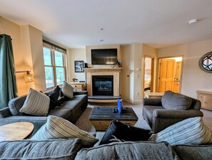 TV, fireplace - Modern condo located in the heart of River Run Village (Keystone)