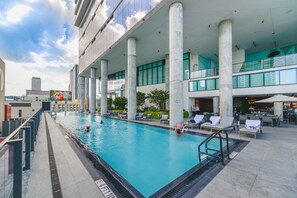 Outdoor pool, pool umbrellas, sun loungers