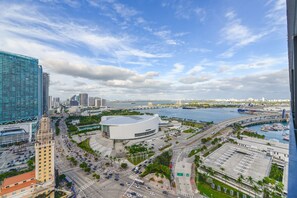 Deluxe Apartment | Balcony view - Studio near the bay with ocean views (Miami)