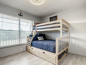 2 slaapkamers, een bureau, een strijkplank/strijkijzer, gratis wifi