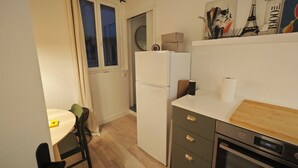 Kaffetrakter/tekoker, kjøleskap, ovn og kokeplater