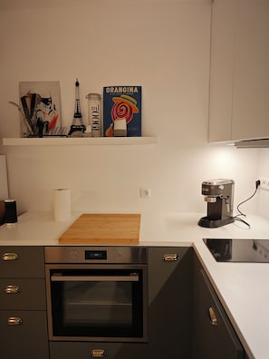 Fridge, oven, stovetop, dishwasher