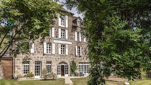 A stone building with a sign reading "Résidence - Restaurant". - Résidence thermale de la Chaldette (Brion)