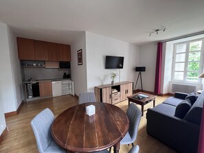 Apartment | Private kitchen | Fridge, microwave, oven, stovetop - Résidence thermale de la Chaldette (Brion)