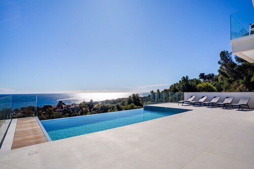 Sea views from all the rooms. Close to Les Issambres Beach.