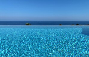 Utendørsbasseng og et oppvarmet basseng