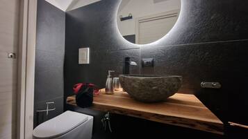 Doccia, asciugacapelli, bidet, asciugamani