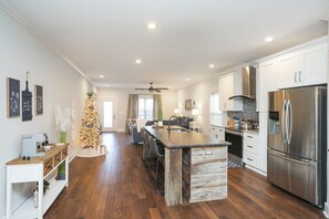 Fridge, microwave, oven, stovetop - The Cahal Retreat Hot Tub | CousinsBnB (Nashville)