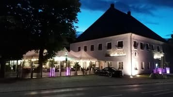 Fassade der Unterkunft – Abend/Nacht