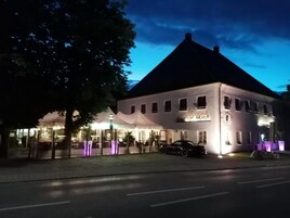 Un hotel de diseño moderno, con un amplio frente de vidrio y una entrada bien iluminada.