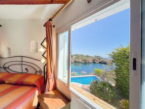 5 bedrooms, iron/ironing board, WiFi, bed sheets