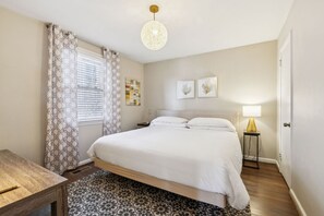 2 chambres, bureau, fer et planche à repasser, lit de bébé portatif