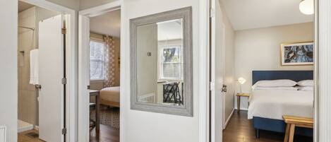 2 chambres, bureau, fer et planche à repasser, lit parapluie