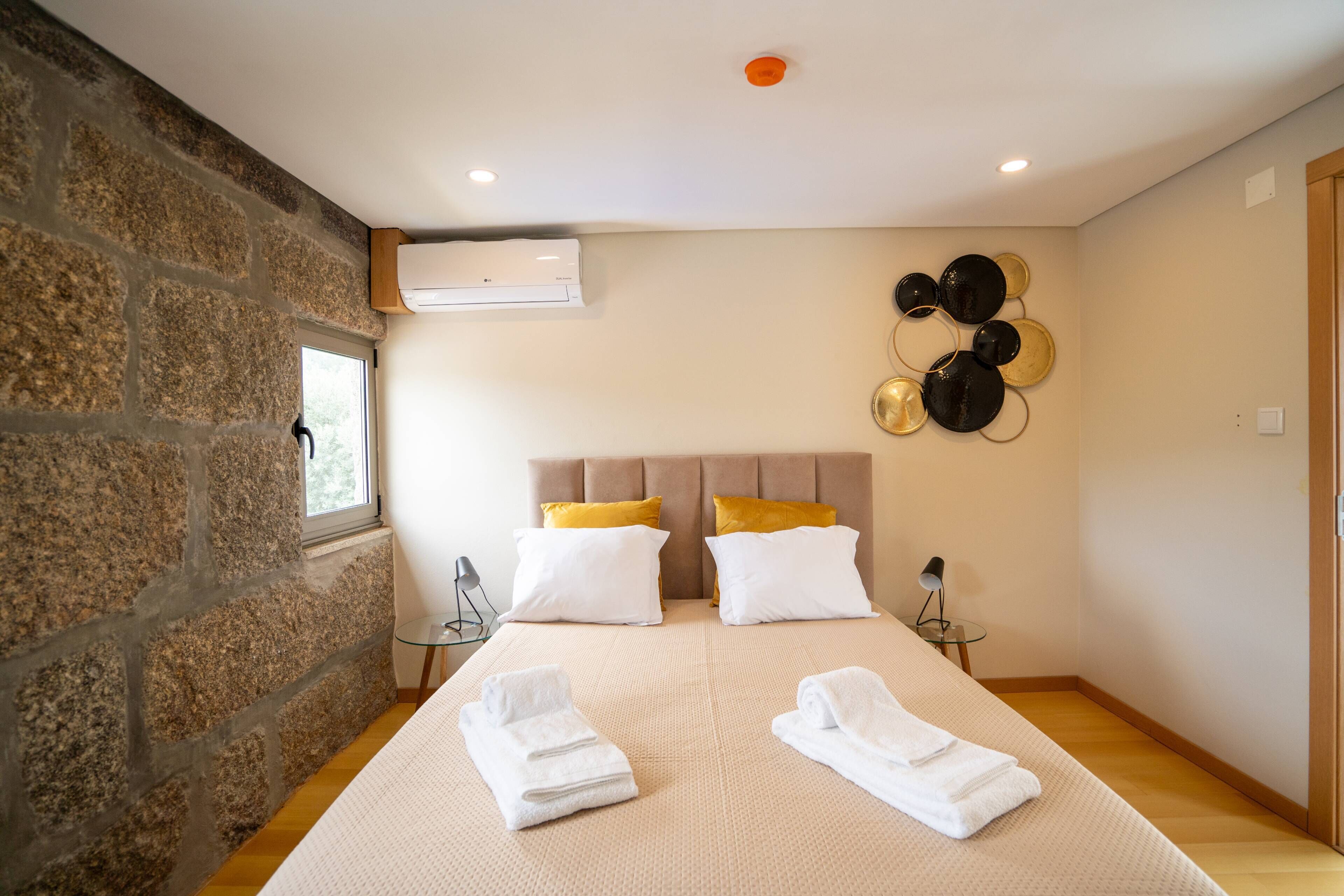 2 bedrooms, iron/ironing board, internet, bed sheets