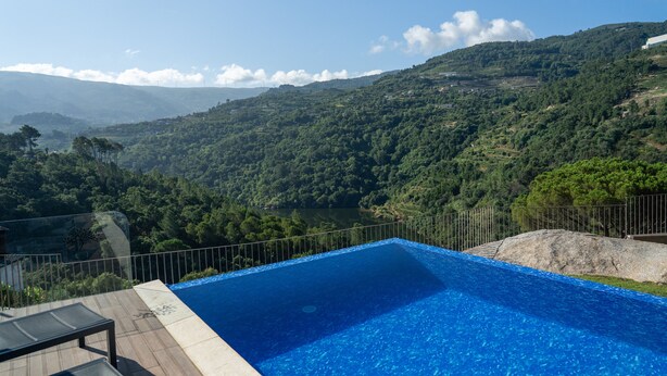A swimming pool with a view of a mountainous landscape. - Casa Douro River - Douro Valley (Baião)
