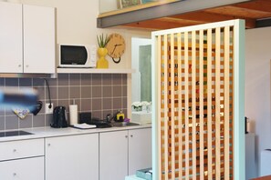 Mikrobølgeovn, kaffetrakter/tekoker og kjøkkenutstyr