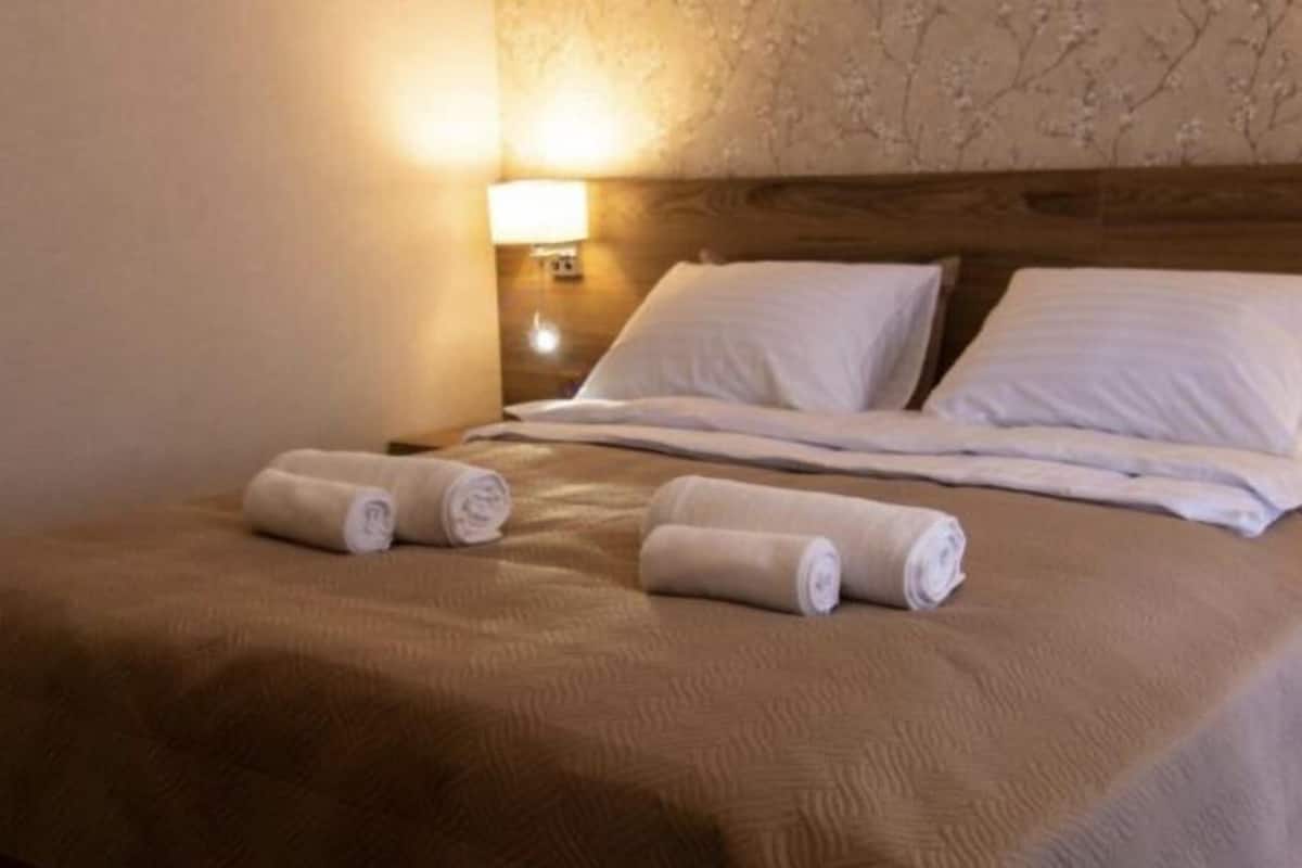 1 habitación, sistema de insonorización y tabla de planchar con plancha