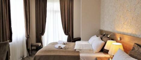 Deluxe Triple Room | Soundproofing, iron/ironing board, free WiFi