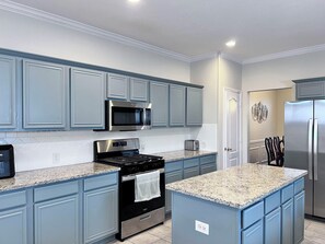 雪櫃、微波爐、焗爐、爐具