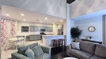 Televisión y chimenea