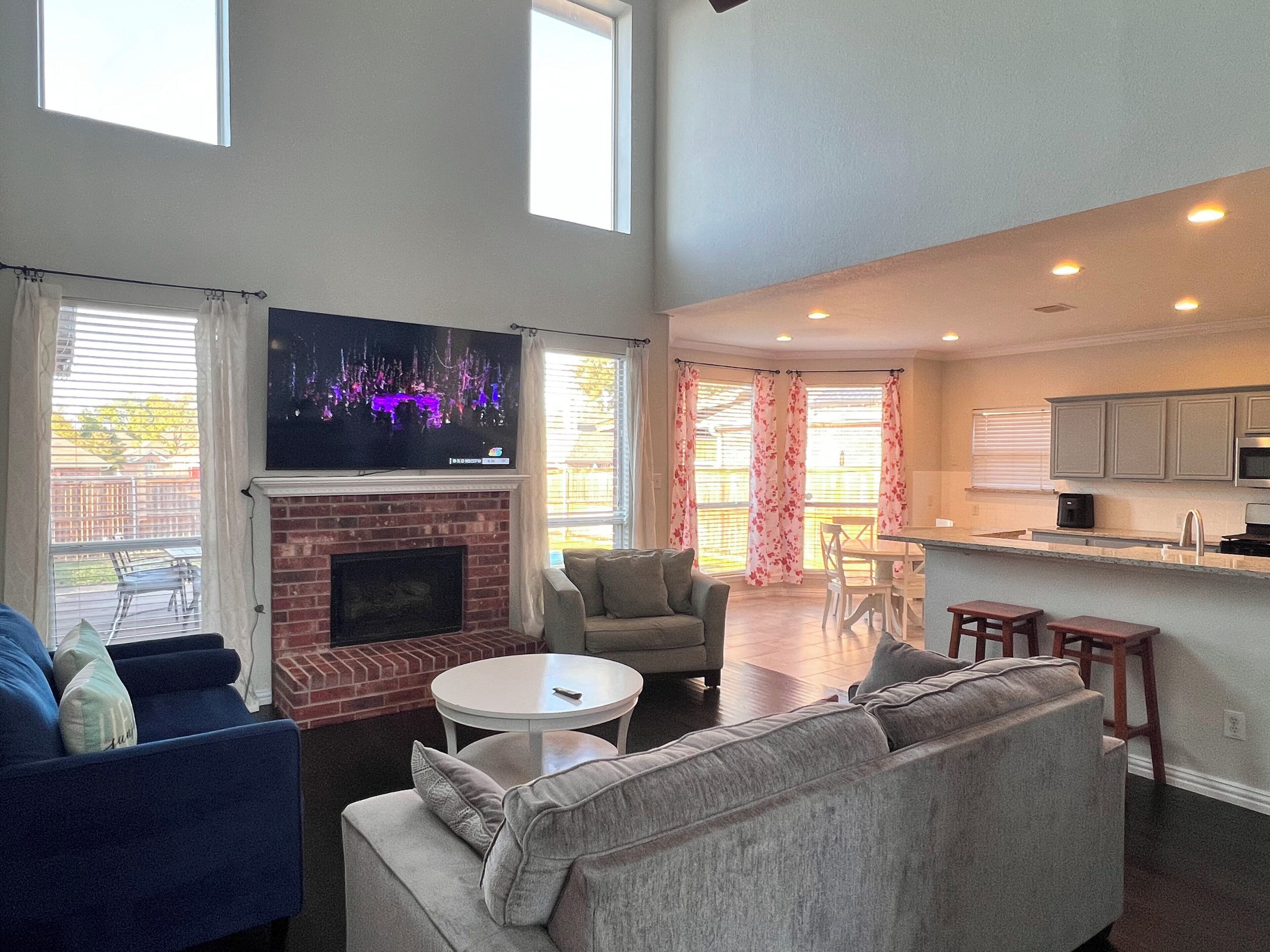 Luxury Spacious 4-br Retreat With Pool Table, Bbq, And Sleep 18 - 艾倫