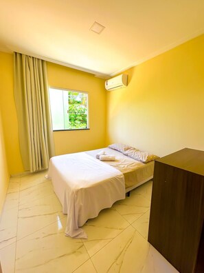 4 bedrooms, iron/ironing board, WiFi, bed sheets