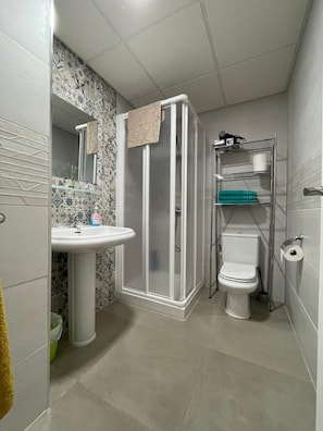 Basic-Apartment, 3 Schlafzimmer, Stadtblick | Badezimmer