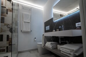 Doccia, asciugacapelli, asciugamani, sapone