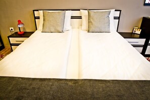 1 Schlafzimmer, Schreibtisch, Bügeleisen/Bügelbrett, Reisekinderbett