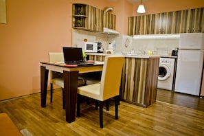 Fridge, microwave, oven, stovetop - Sunflower Apartment City Center, Plovdiv (Plovdiv)