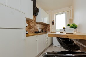 Microwave, dishwasher, coffee/tea maker, cookware/dishes/utensils - Apartment With Three Bedrooms by Renters (Warsaw)