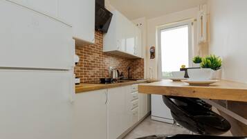 Apartment, 3 Bedrooms, Balcony | Private kitchen | Microwave, dishwasher, coffee/tea maker, cookware/dishes/utensils