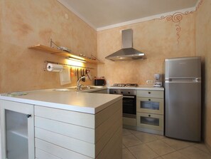 Refrigerador, horno, lavavajillas y cafetera y tetera