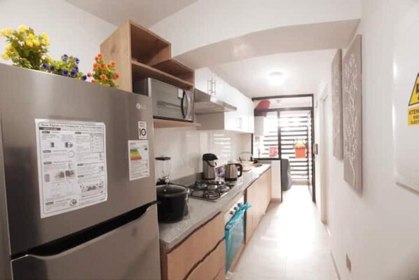 Fridge, microwave, oven, stovetop