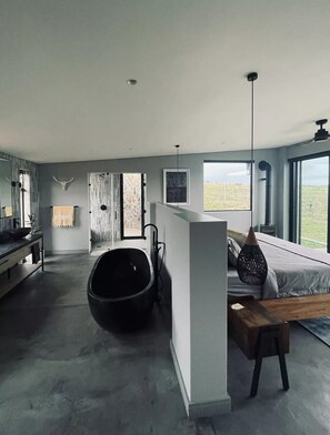 4 bedrooms, iron/ironing board, WiFi, bed sheets - Spacious modern farmhouse on 16 hectares
(Magaliesburg)