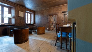 Huoneisto, 2 makuuhuonetta (2 Bedrooms) | Oleskelualue | 55–tuumainen televisio, jossa kaapelikanavat