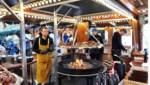 Un stand de restauration proposant des plats grillés, divers aliments et des accompagnements.