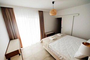 1 dormitorio, escritorio, tabla de planchar con plancha