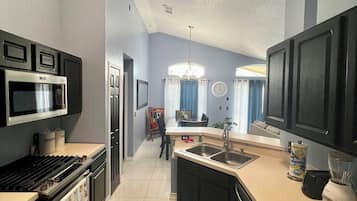 Microondas, parrilla de estufa y lavavajillas