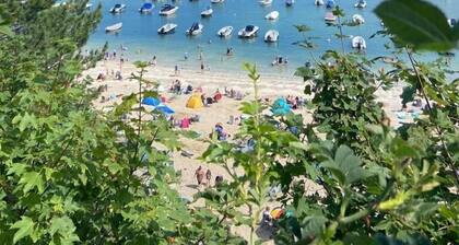 Located near to the fishing harbour and golden beach, this property provides a great family base.