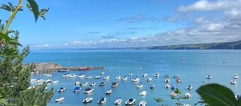 Located near to the fishing harbour and golden beach, this property provides a great family base.