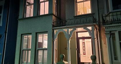 Stunning New Quay House, Dog-Friendly, Sleeps 10, with Convenient Parking for Perfect Getaways