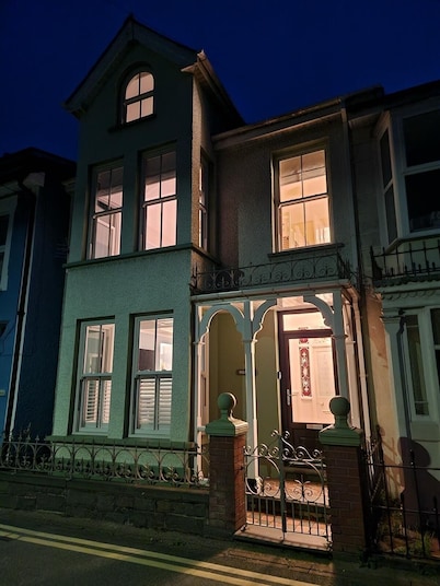 Stunning New Quay House, Dog-Friendly, Sleeps 10, with Convenient Parking for Perfect Getaways