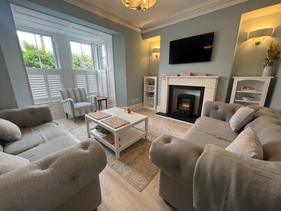 Stunning New Quay House, Dog-Friendly, with Convenient Parking, Perfect Getaway