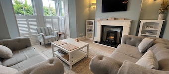 Stunning New Quay House, Dog-Friendly, Sleeps 10, with Convenient Parking for Perfect Getaways