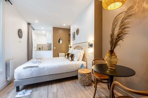 Iron/ironing board, free WiFi, bed sheets - Sweett | Madeleine VI (Paris)