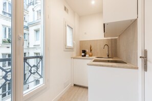 Refrigerador, microondas, parrilla de estufa y cafetera y tetera 