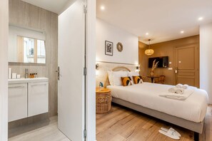 Tabla de planchar con plancha, wifi gratis y ropa de cama 