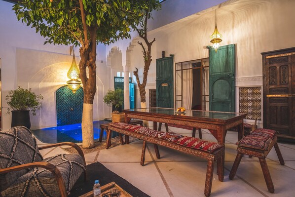 إطلالة على الفناء